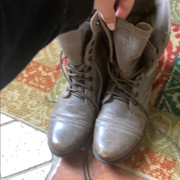 Steve Madden Combat Boot Stone Color - Picture 2 of 2